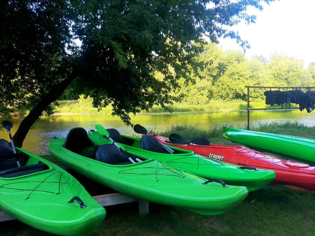 AQUASURF oferuje do wynajęcia kajaki zielone i czerwone.
